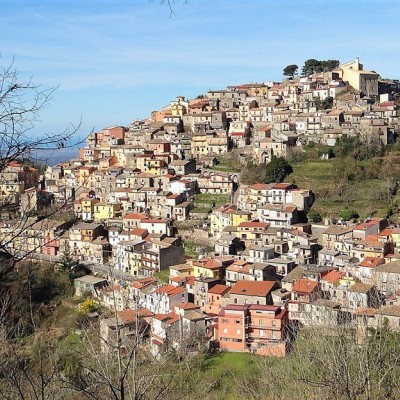 From mother to daughter: hand weaving in Tiriolo